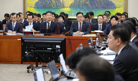 24일 오전 열린 국회 정무위원회의 국정감사에 출석한 김병환 금융위원장이 의원 질의에 답변하고 있다. 연합뉴스